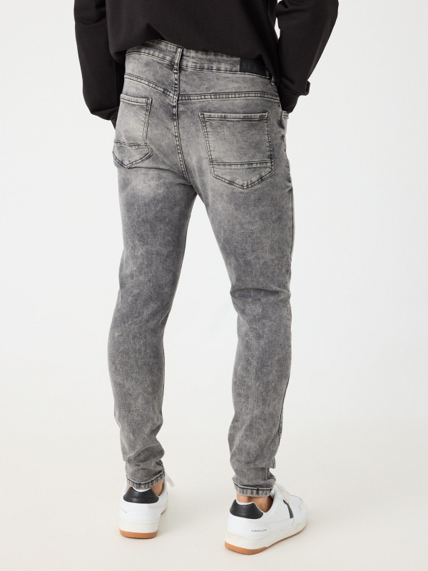 Jeans carrot gris vista media trasera