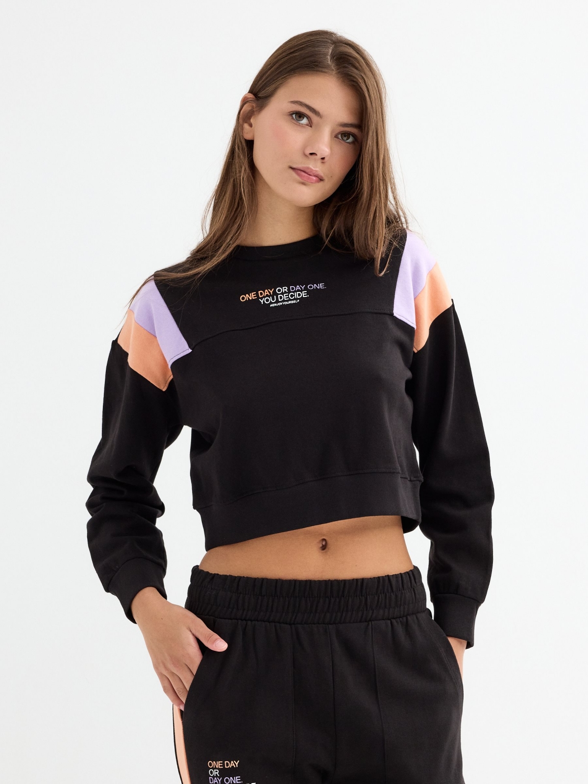 Sudadera crop One Day negro vista media frontal