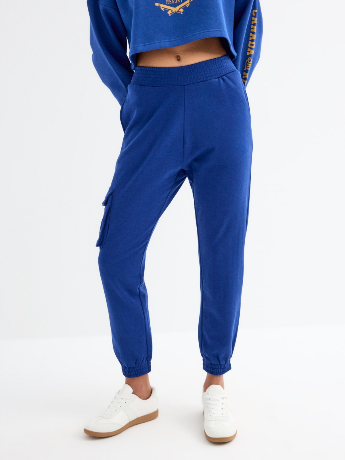 Pantalón jogger azul añil vista media frontal