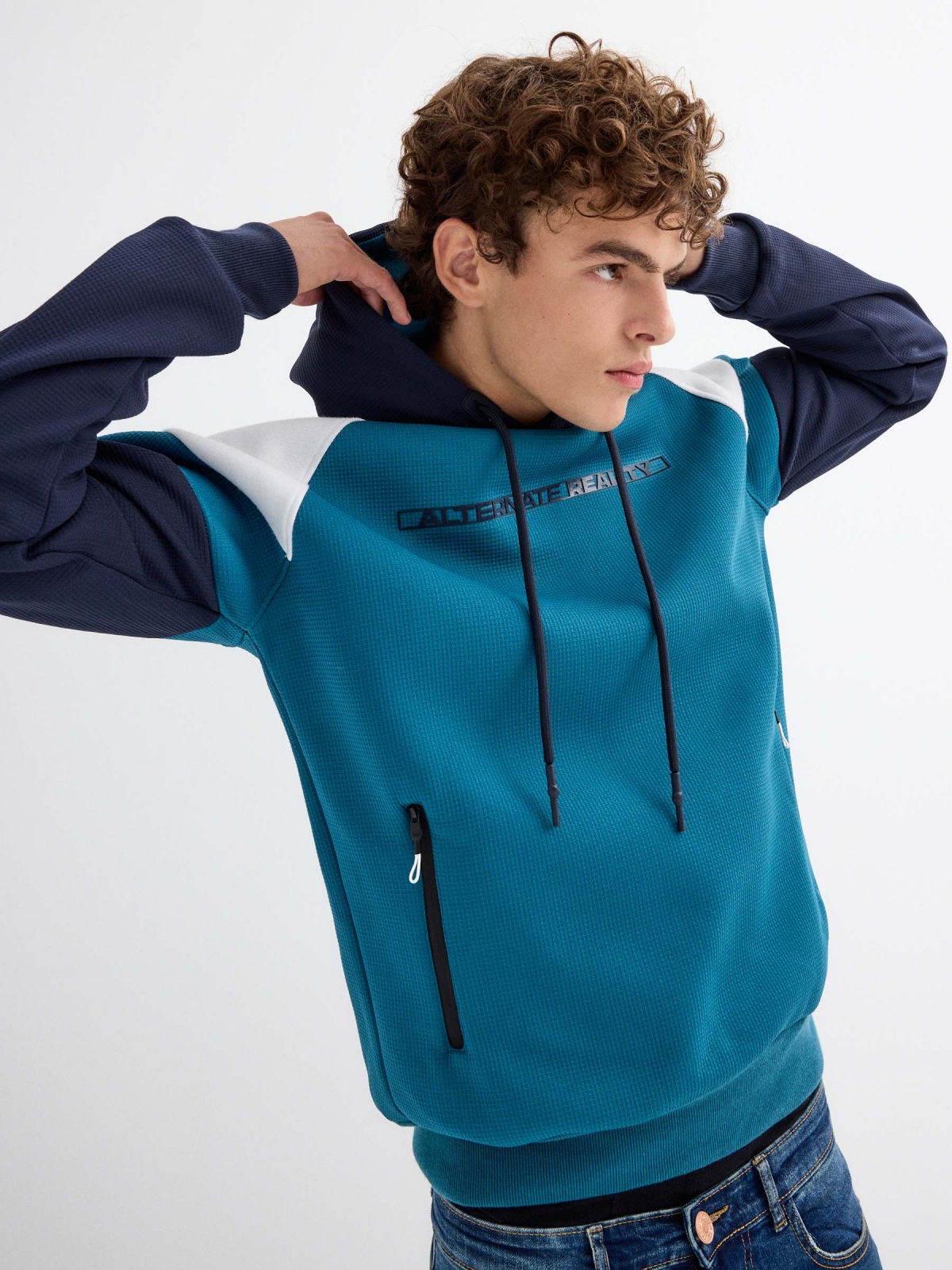 Hoodie bloco de cores azul vista detalhe