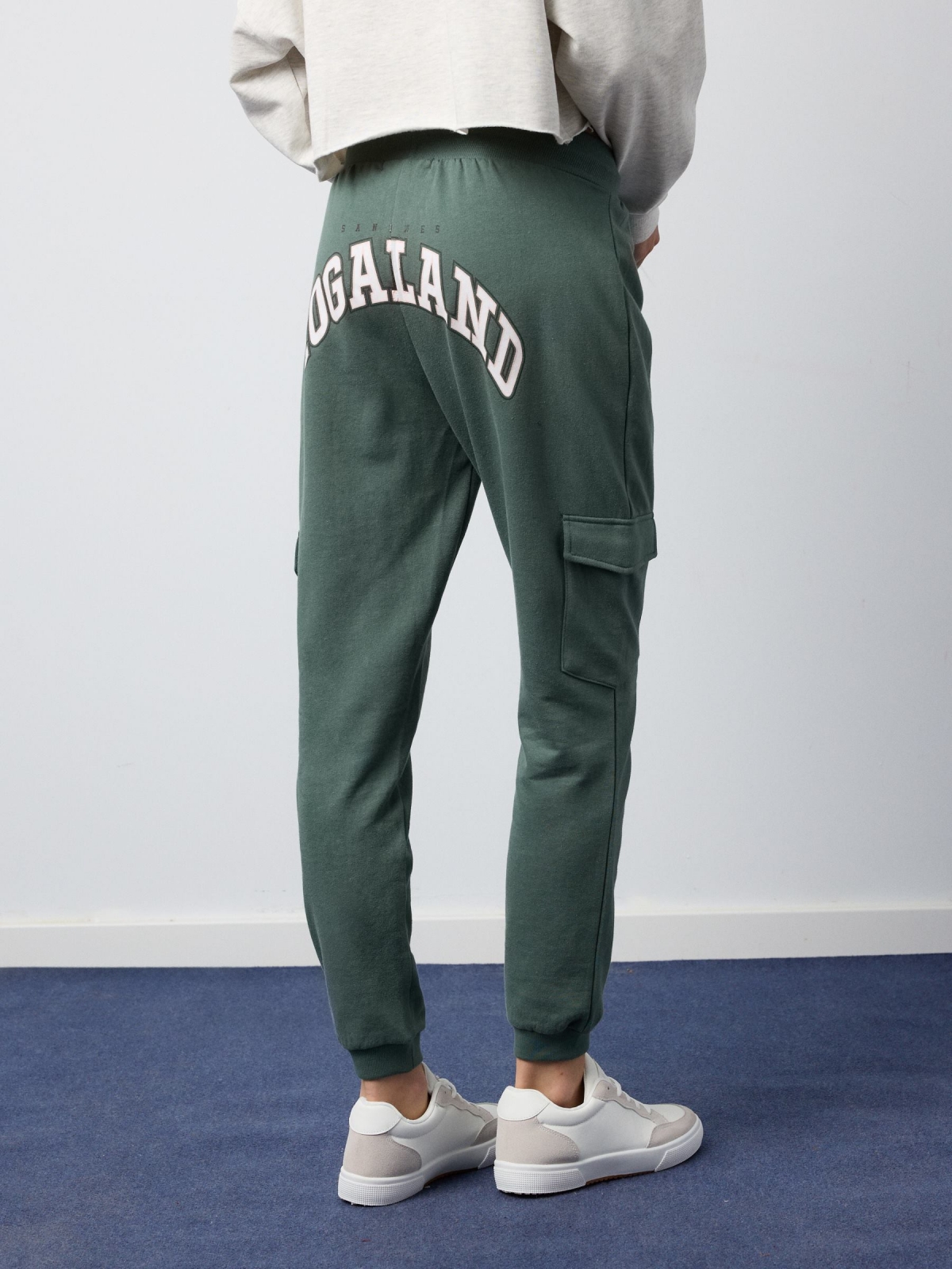 Pantalón jogger Rogaland verde grisáceo vista media trasera