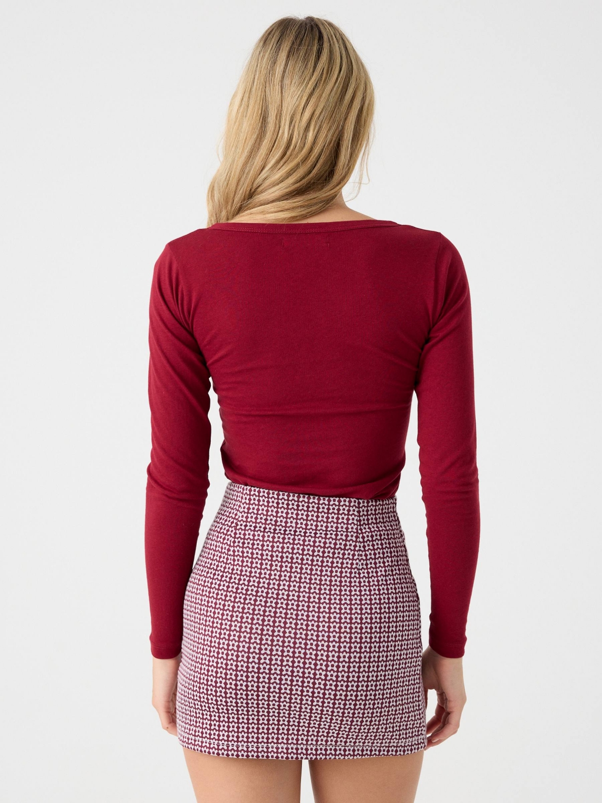 Buttoned v-neck t-shir garnet middle back view