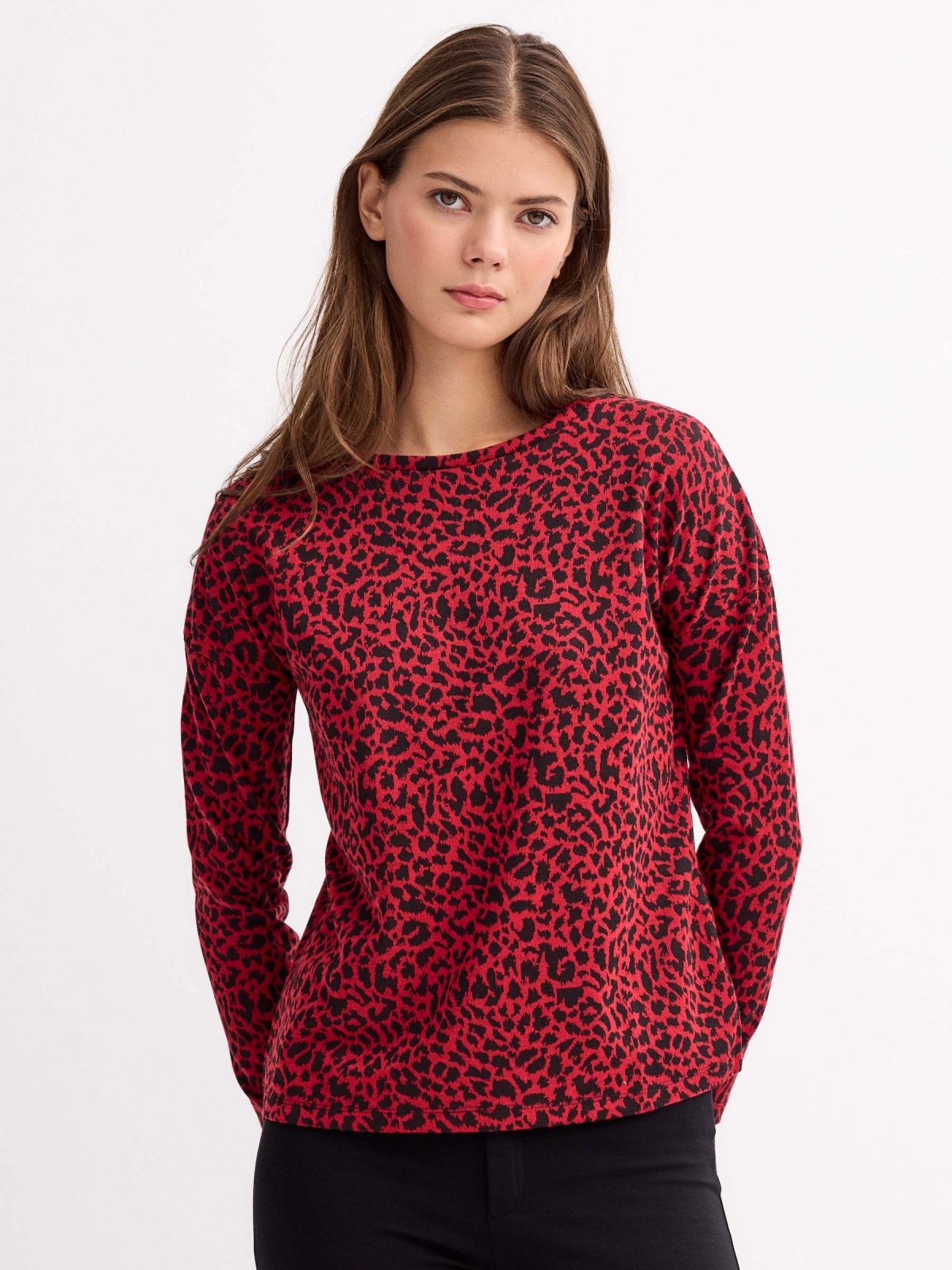 T-shirt com estampado animal print leopardo vermelho vista meia frontal