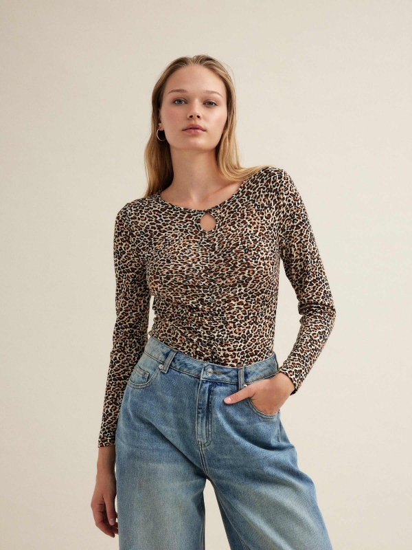 Camiseta frunce con animal print