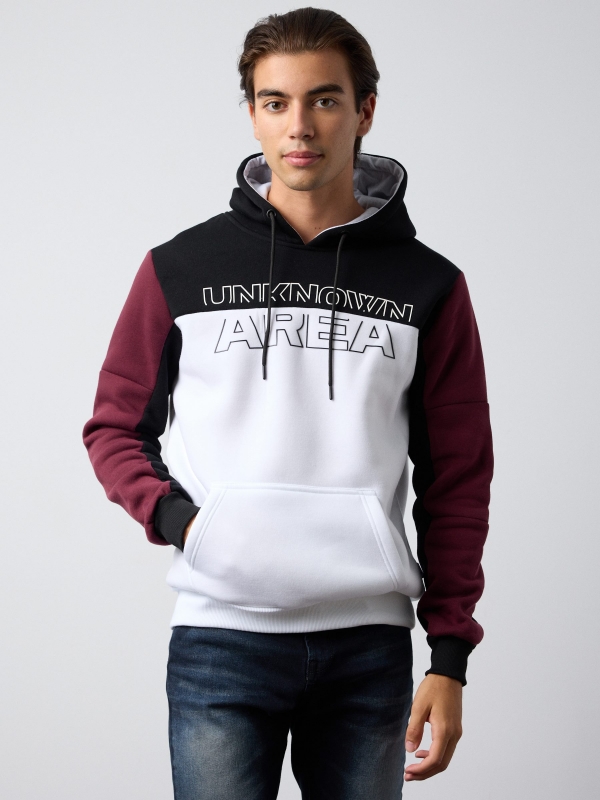 Sweatshirt com capuz canguru branco vista meia frontal