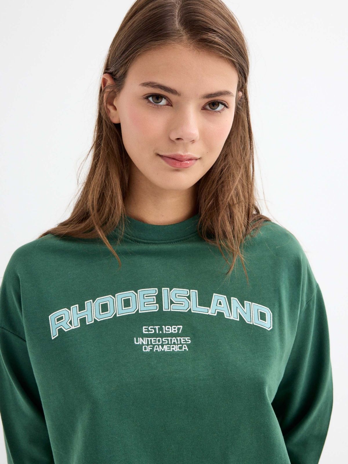 Sweatshirt cropped com estampado verde escuro vista meia frontal