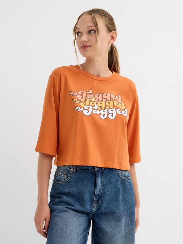 T-shirt com estampado laranja vista meia frontal