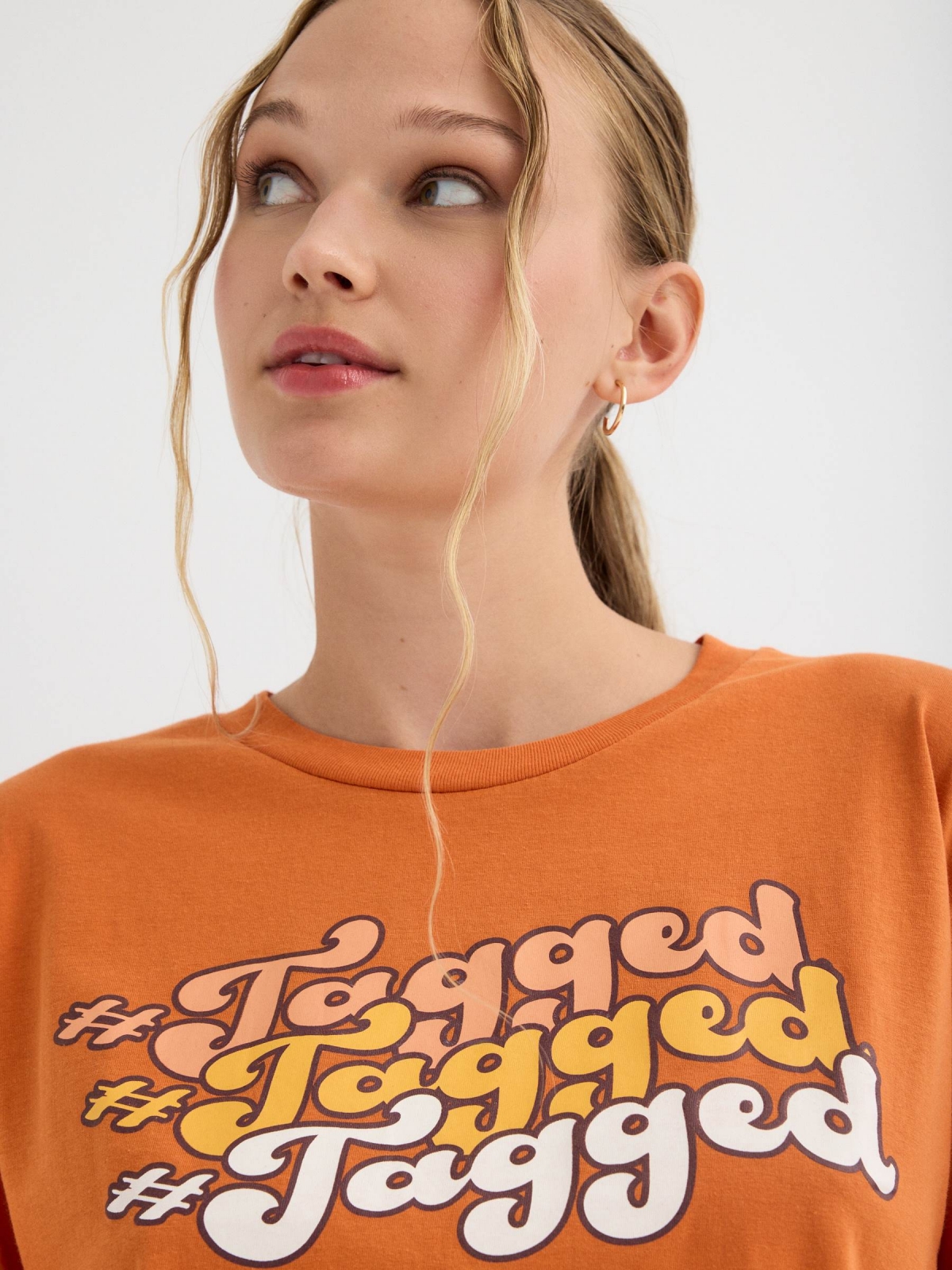  T-shirt com estampado laranja