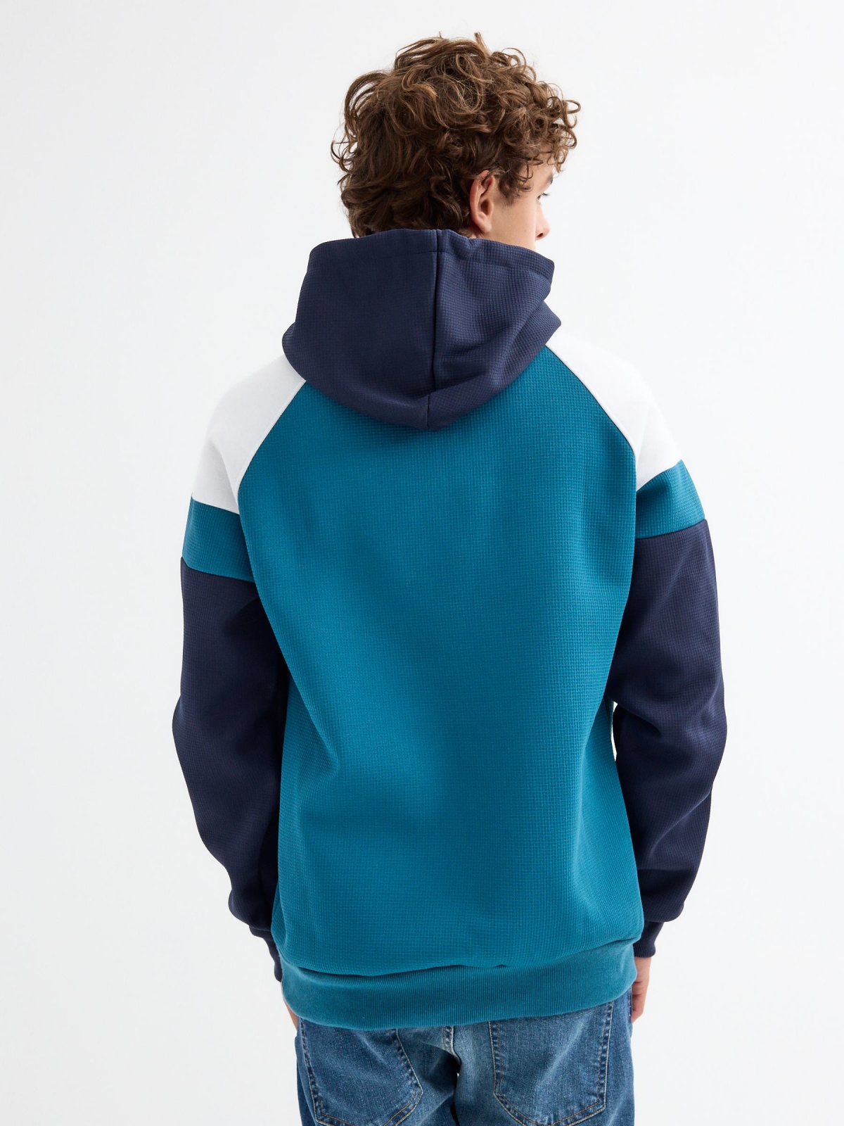 Hoodie bloco de cores azul vista meia traseira