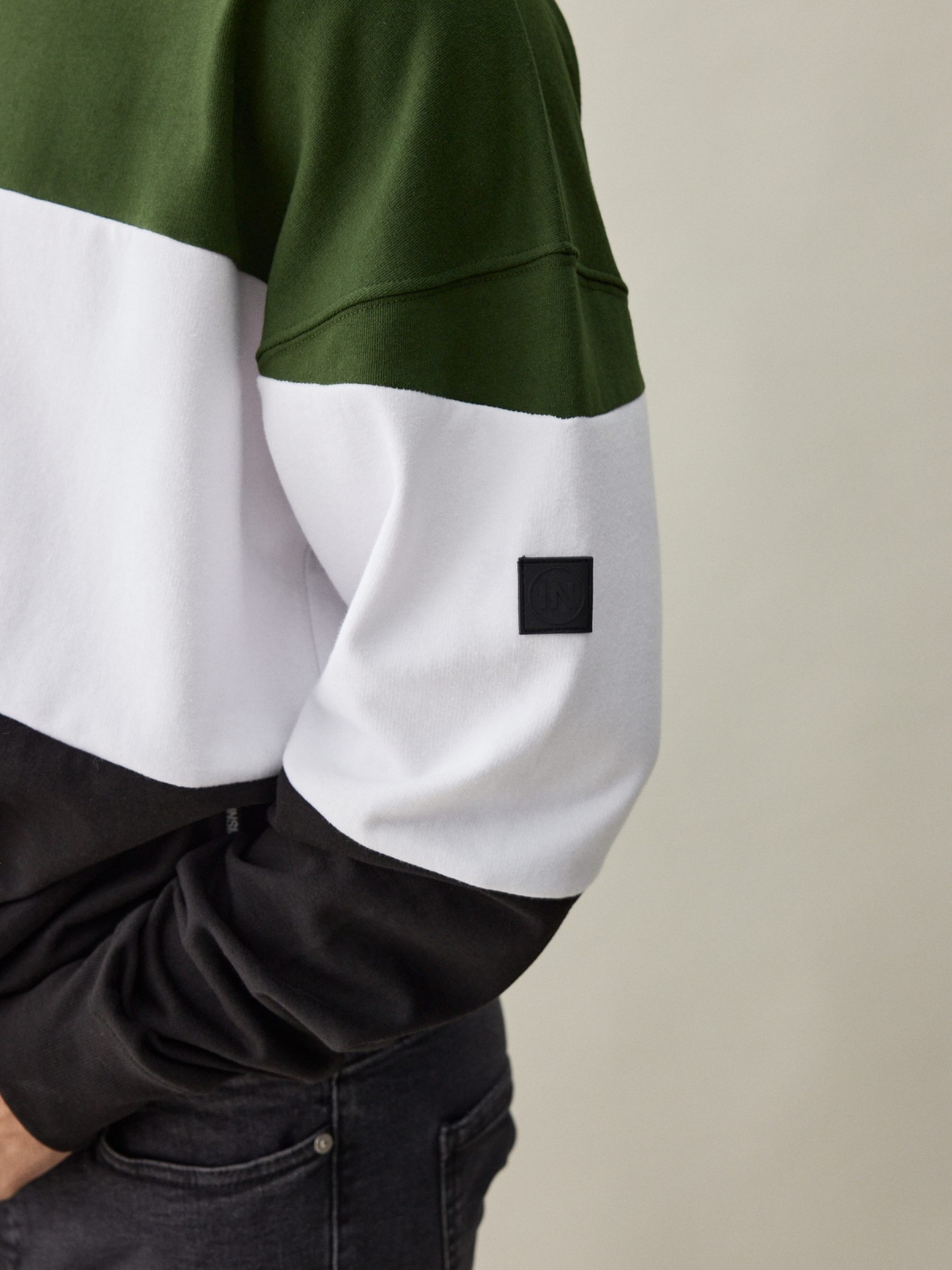 Sudadera color block verde negro vista detalle