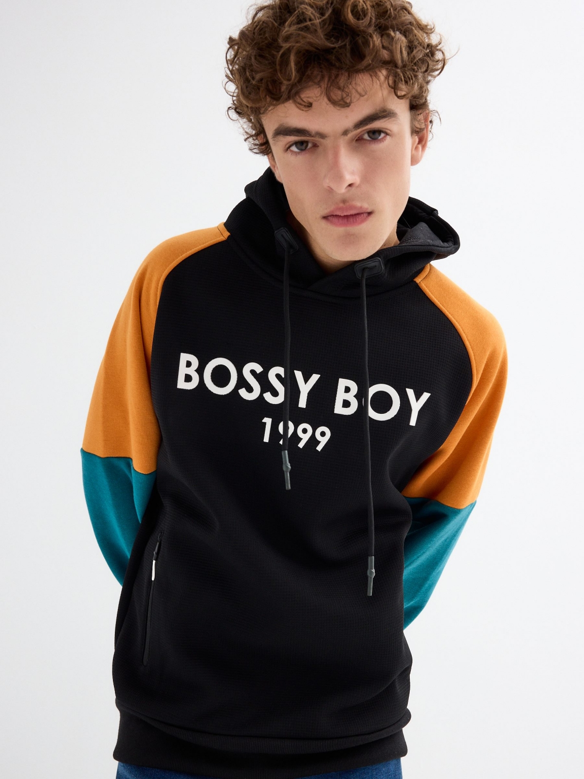 Sudadera Bossy Boy negro vista detalle