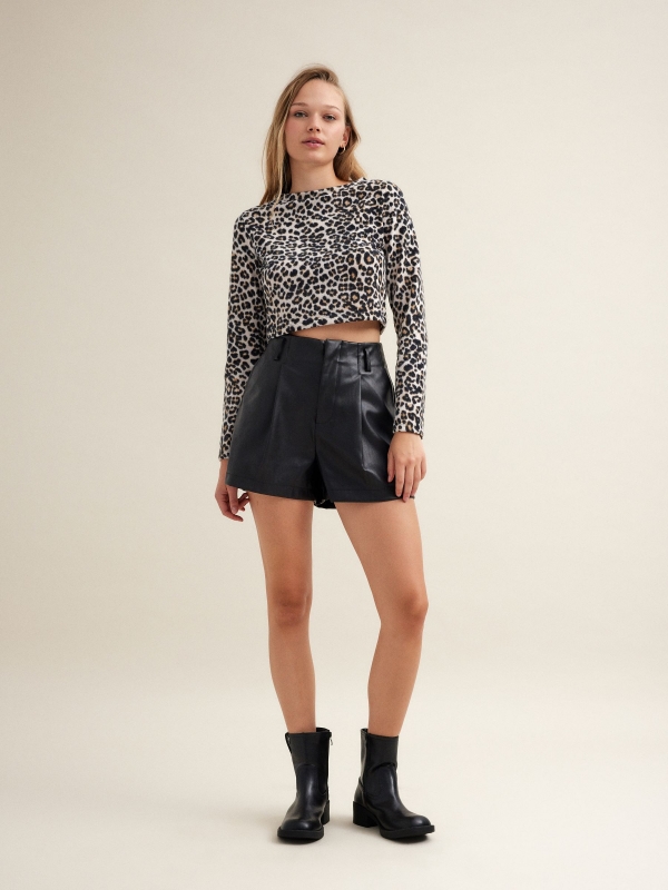 T-shirt crop com estampado animal preto vista geral frontal