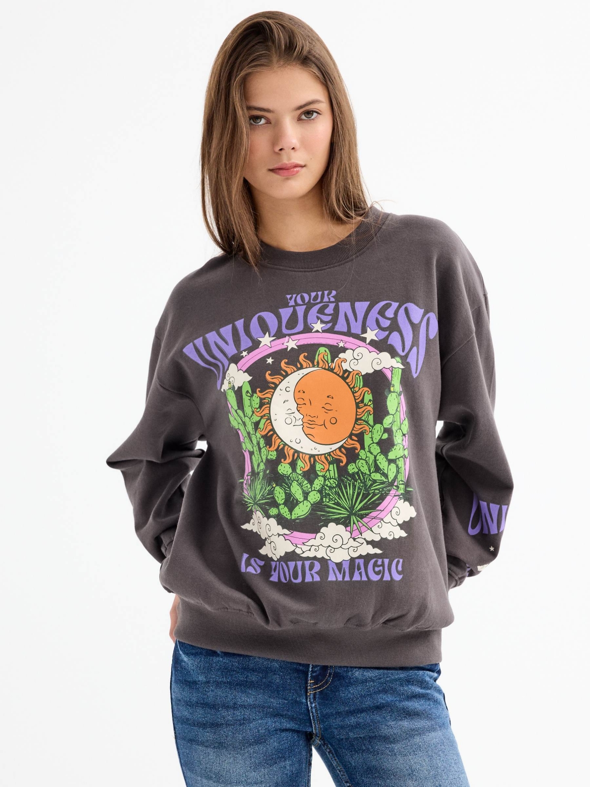 Sweatshirt oversized Uniqueness cinza escuro vista detalhe