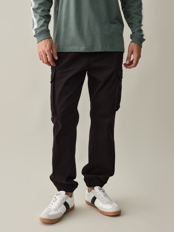 Pantalón jogger cargo hombre negro vista media frontal