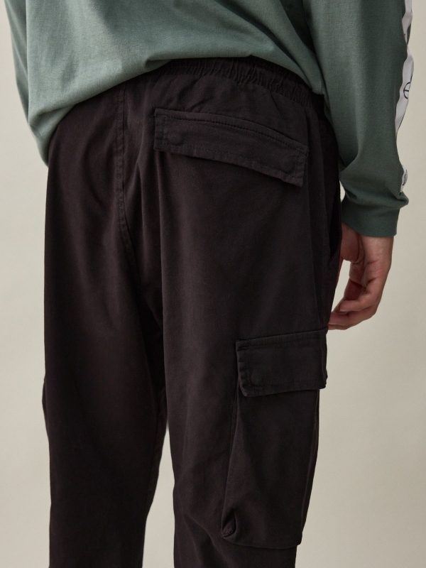 Pantalón jogger cargo hombre negro vista detalle