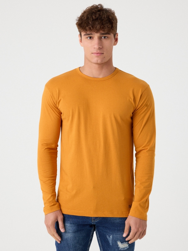 T-shirt básica com logótipo amarelo vista meia frontal