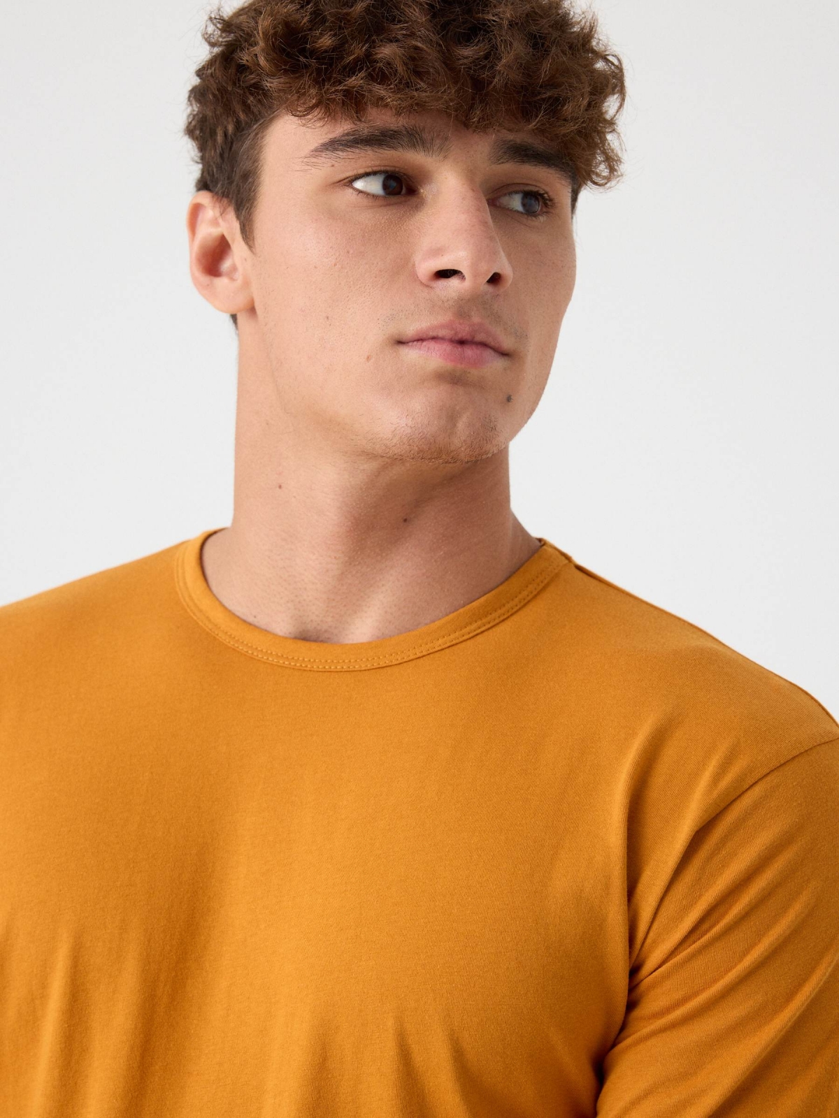 T-shirt básica com logótipo amarelo vista detalhe