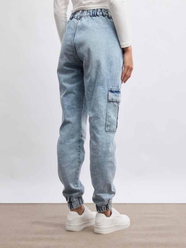 Jeans mom cargo denim azul vista media trasera