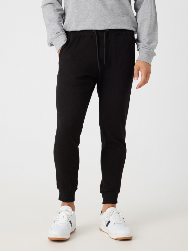 Pantalón jogger sport negro vista media frontal