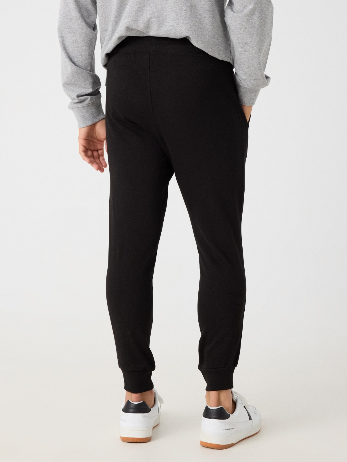 Pantalón jogger sport negro vista media trasera