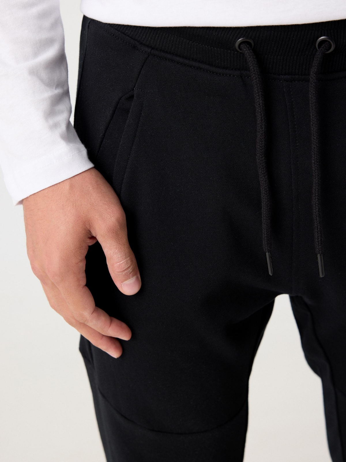 Calças desportivas jogger preto vista detalhe