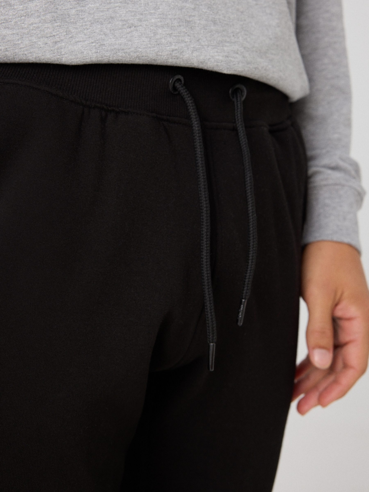 Calças desportivas jogger preto vista detalhe