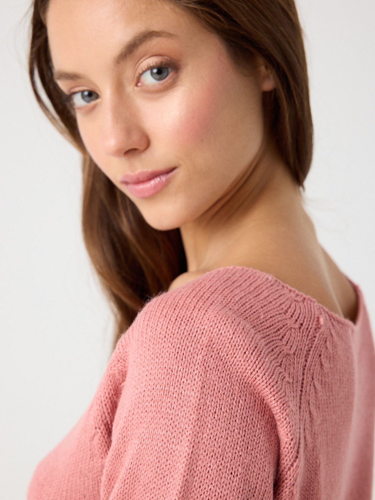 Basic round neck sweater pink middle front view