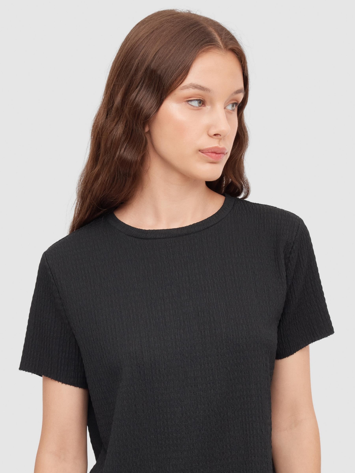 Fluid textured T-shirt black detail view