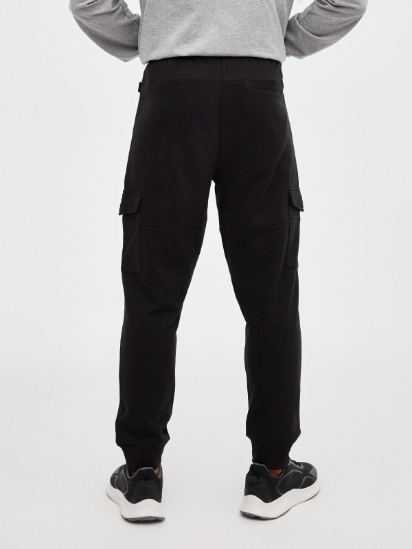 Pantalón jogger de felpa negro vista media trasera