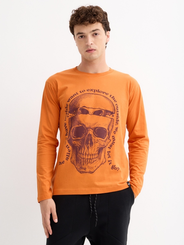 Alien skull printed t-shirt brick red middle front view