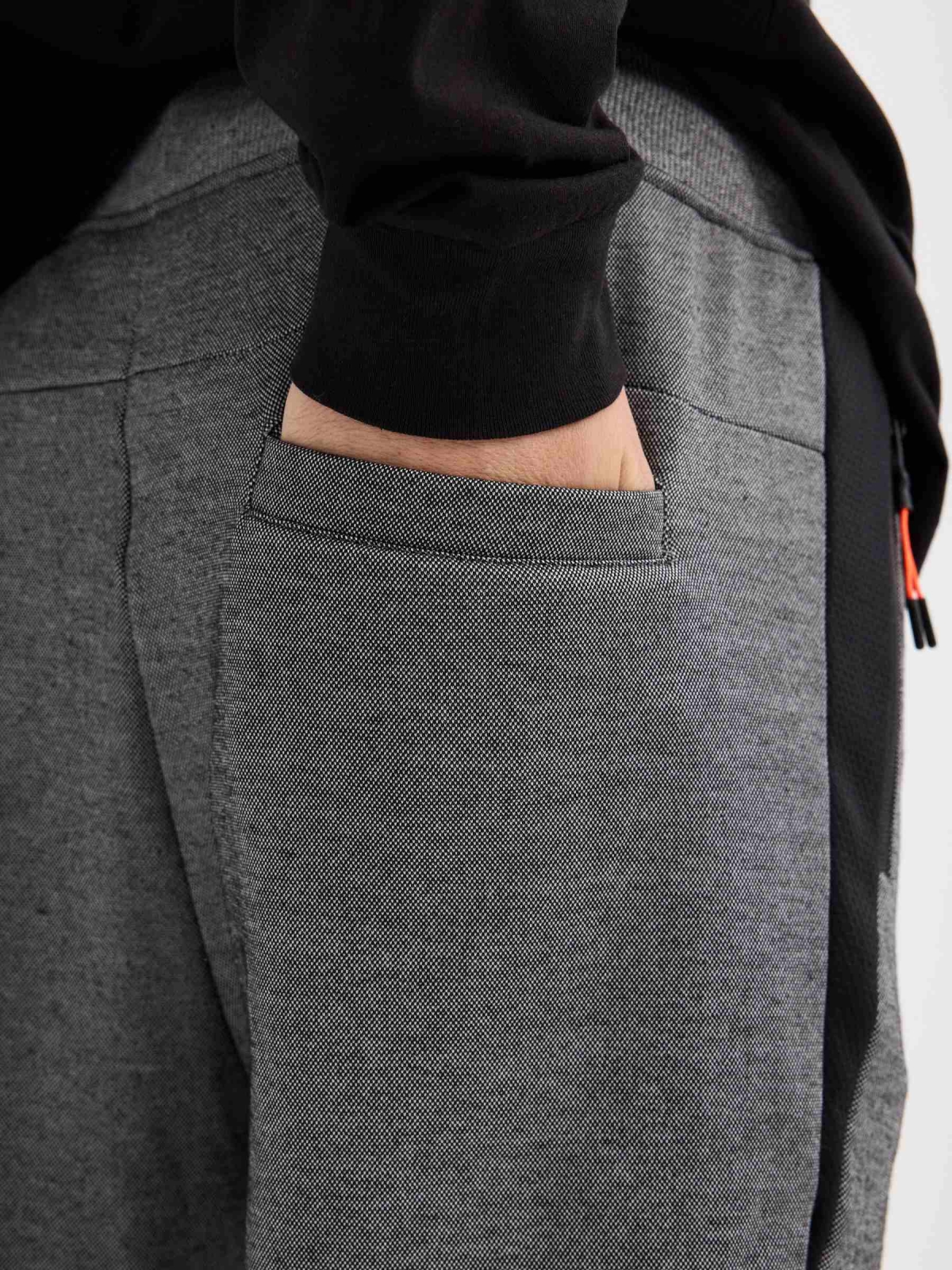 Calça jogger cinza combinada cinza vista detalhe