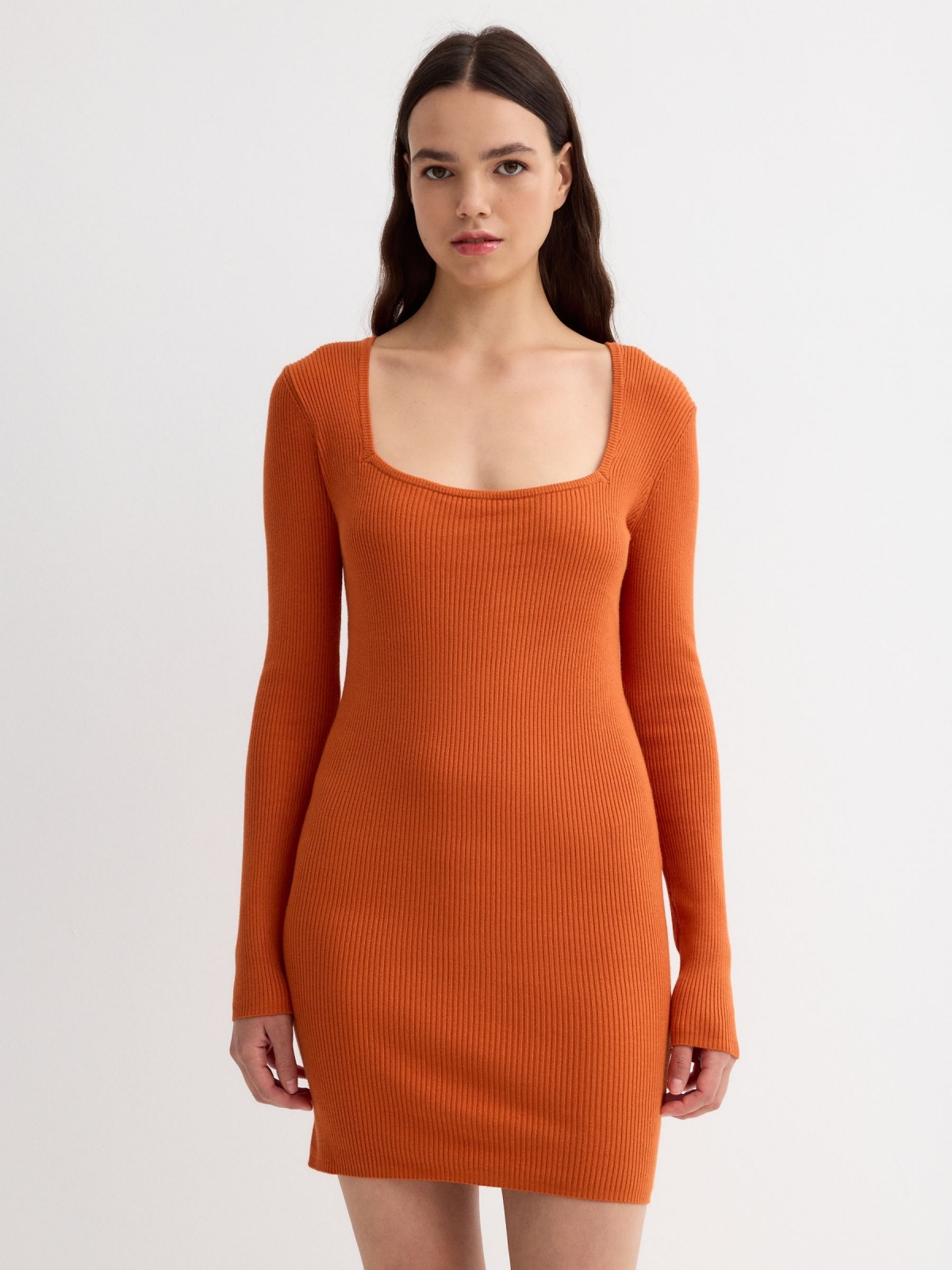 Vestido mini decote quadrado laranja vista frontal três quartos