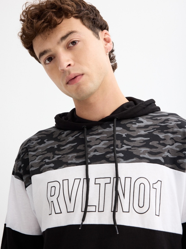 T-shirt camuflada com capuz preto vista detalhe