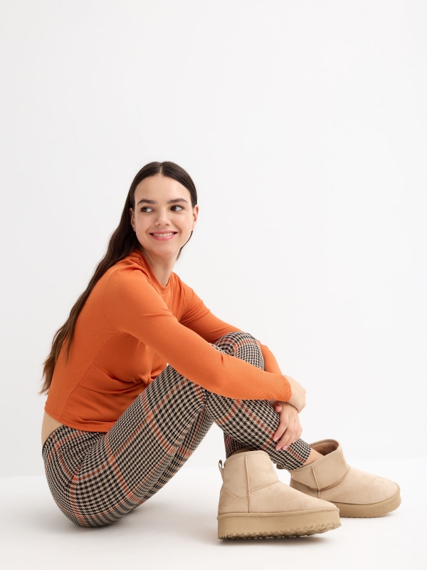 Ribbed t-shirt with knot gather orange detail view