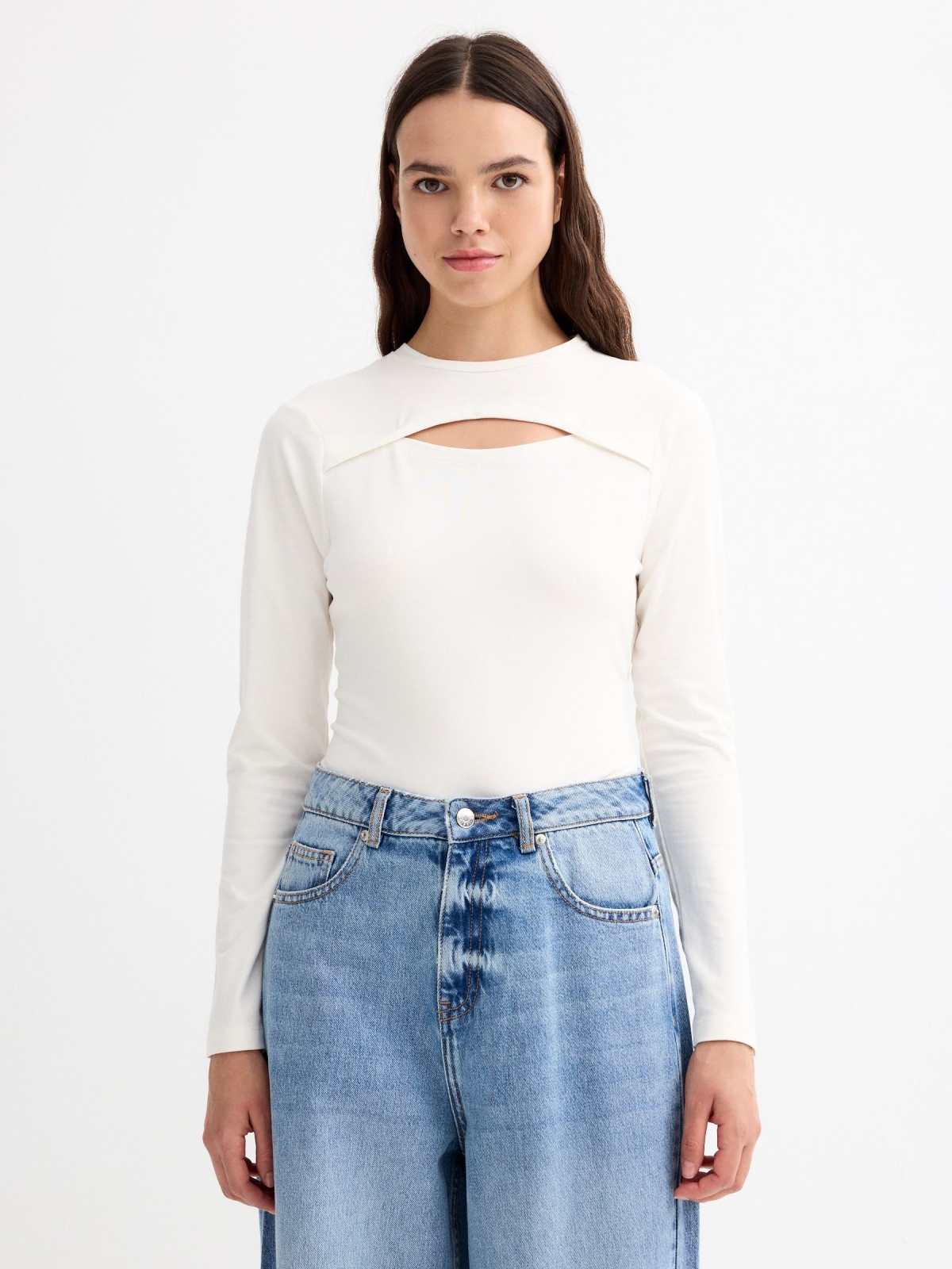 T-shirt slim com cut out off white vista meia frontal