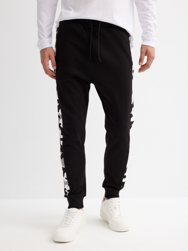 Pantalón jogger felpa camuflaje negro vista media frontal