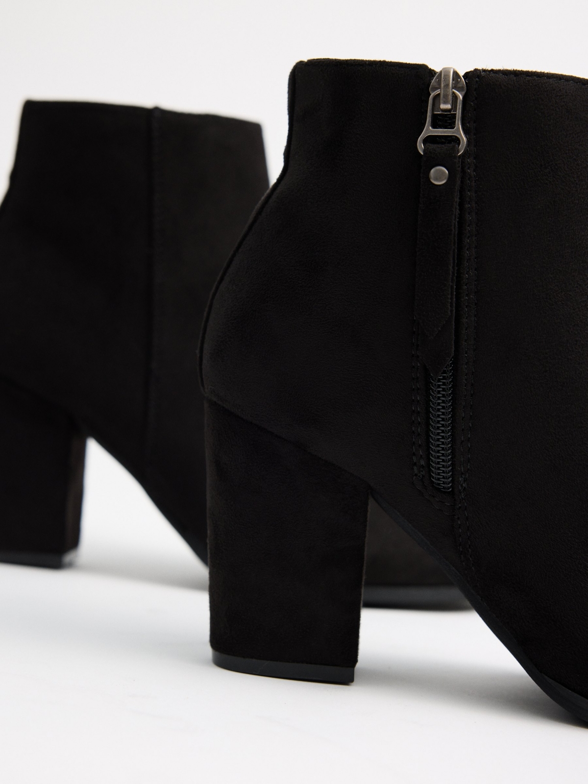 Basic ankle boots with wide heel black detail view