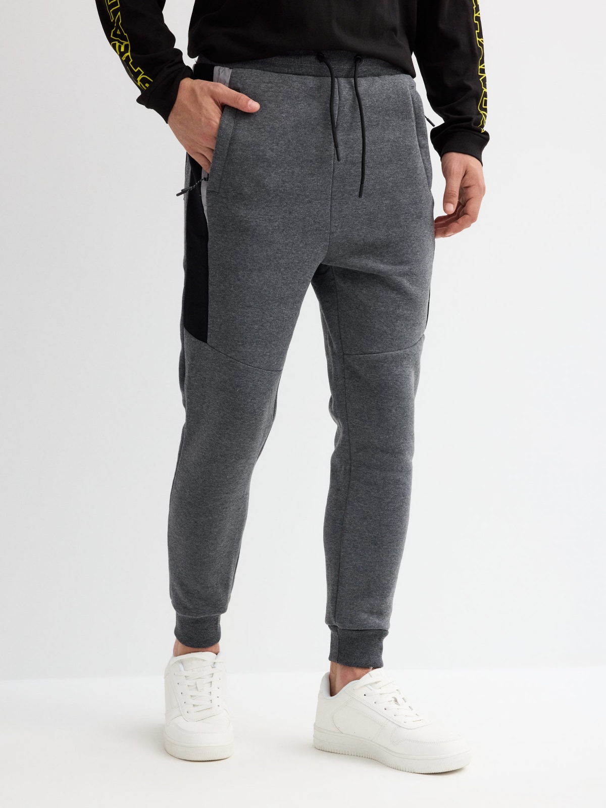 Pantalón jogger deportivo gris melange oscuro vista media frontal