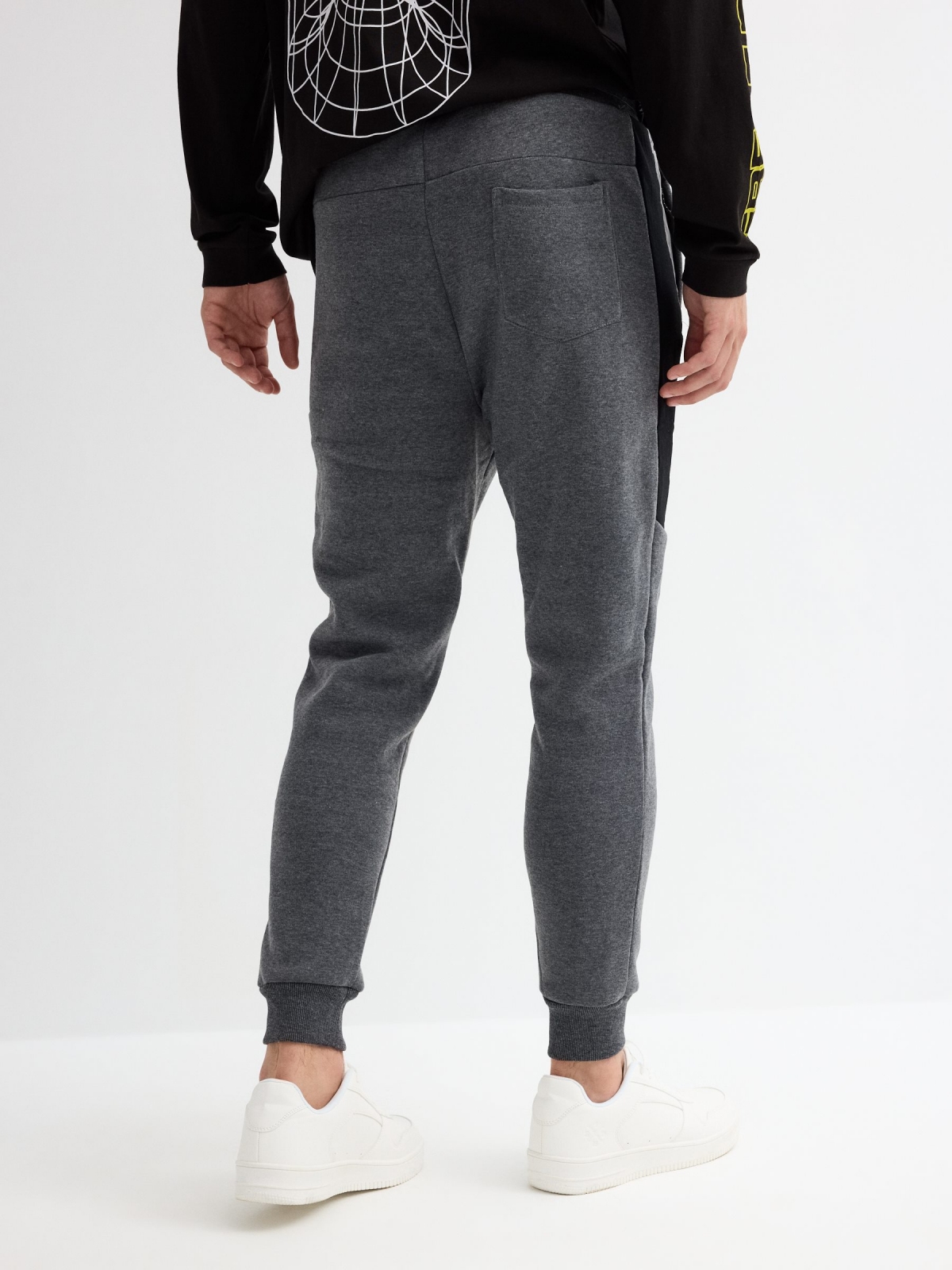 Pantalón jogger deportivo gris melange oscuro vista media trasera