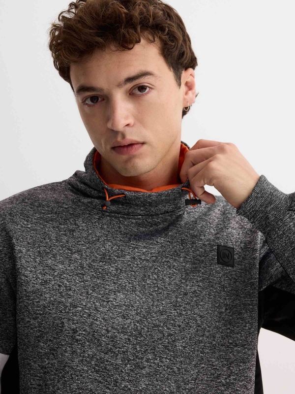 Sweatshirt de pescoço fluido cinza vista detalhe