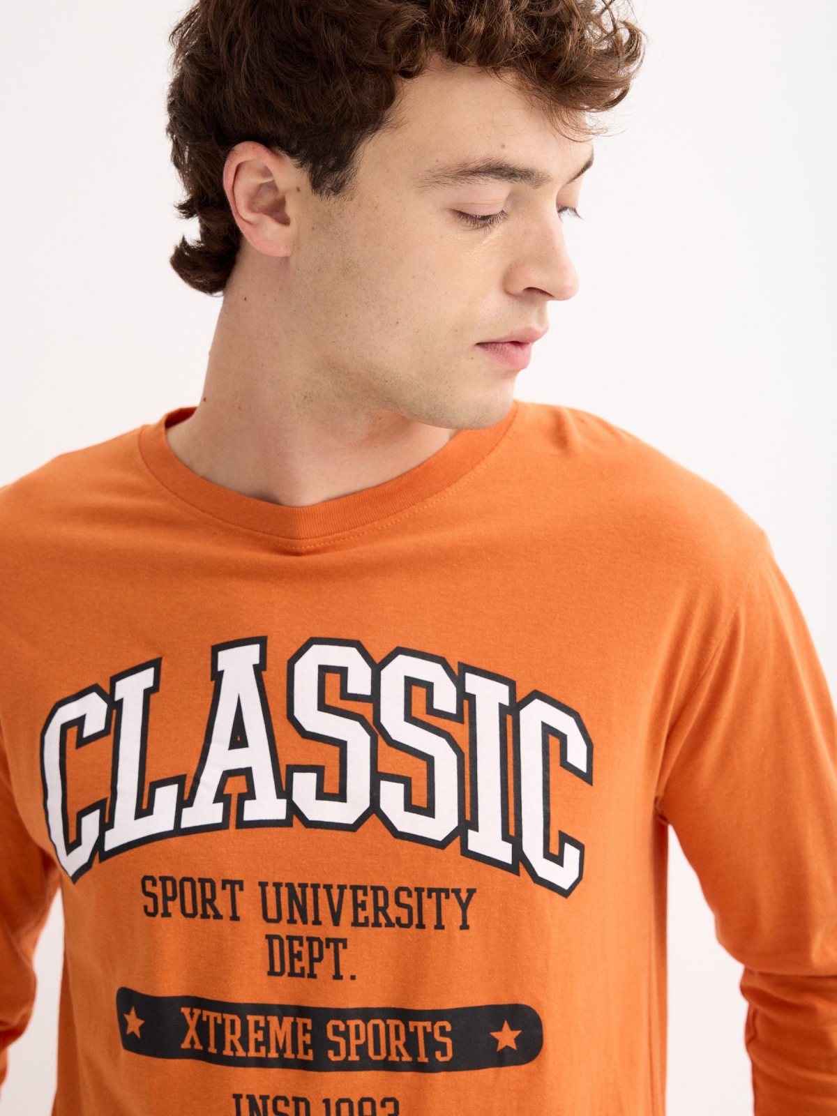 T-shirt com estampa universitária laranja vista detalhe