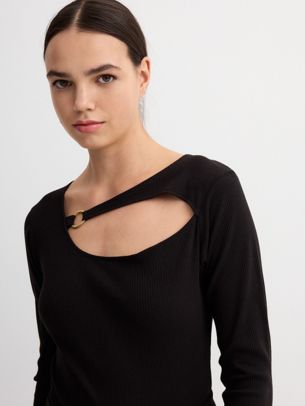 Camiseta rib escote cut out negro vista detalle