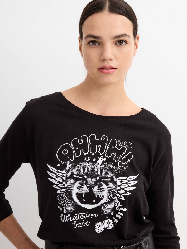 T-shirt com estampado de gato preto vista detalhe