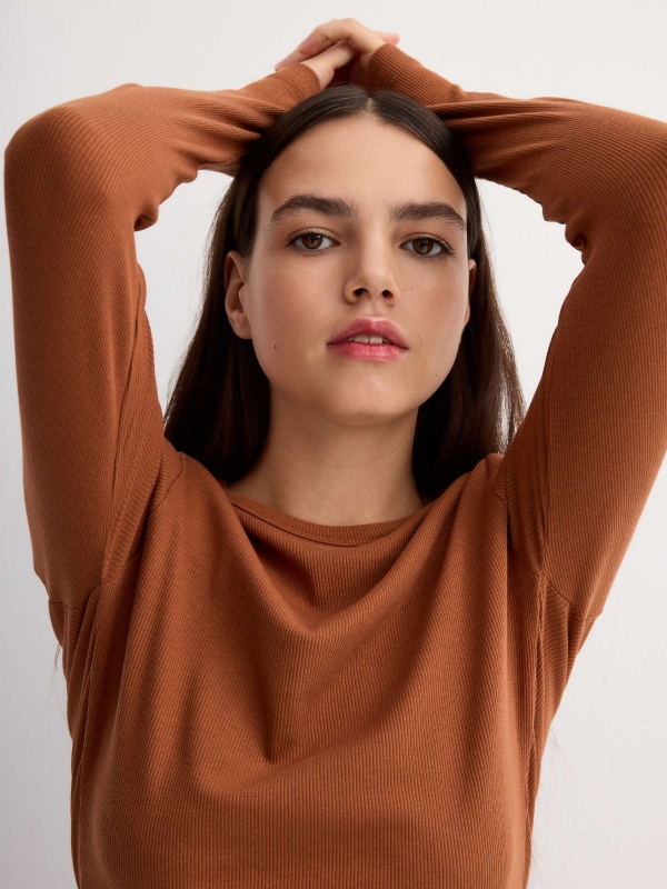 Basic crop slim t-shirt brown detail view