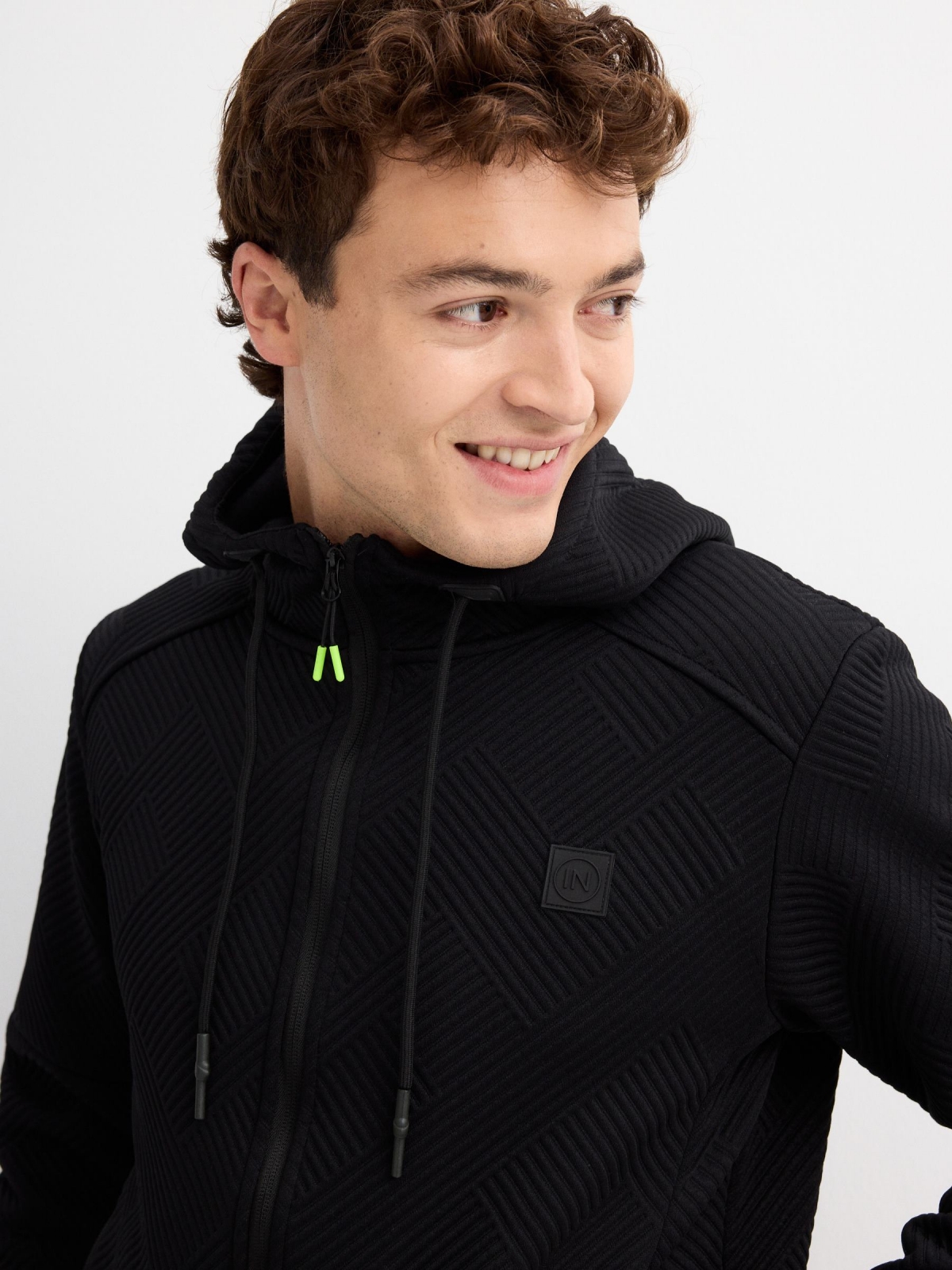 Sudadera deportiva básica negro vista detalle