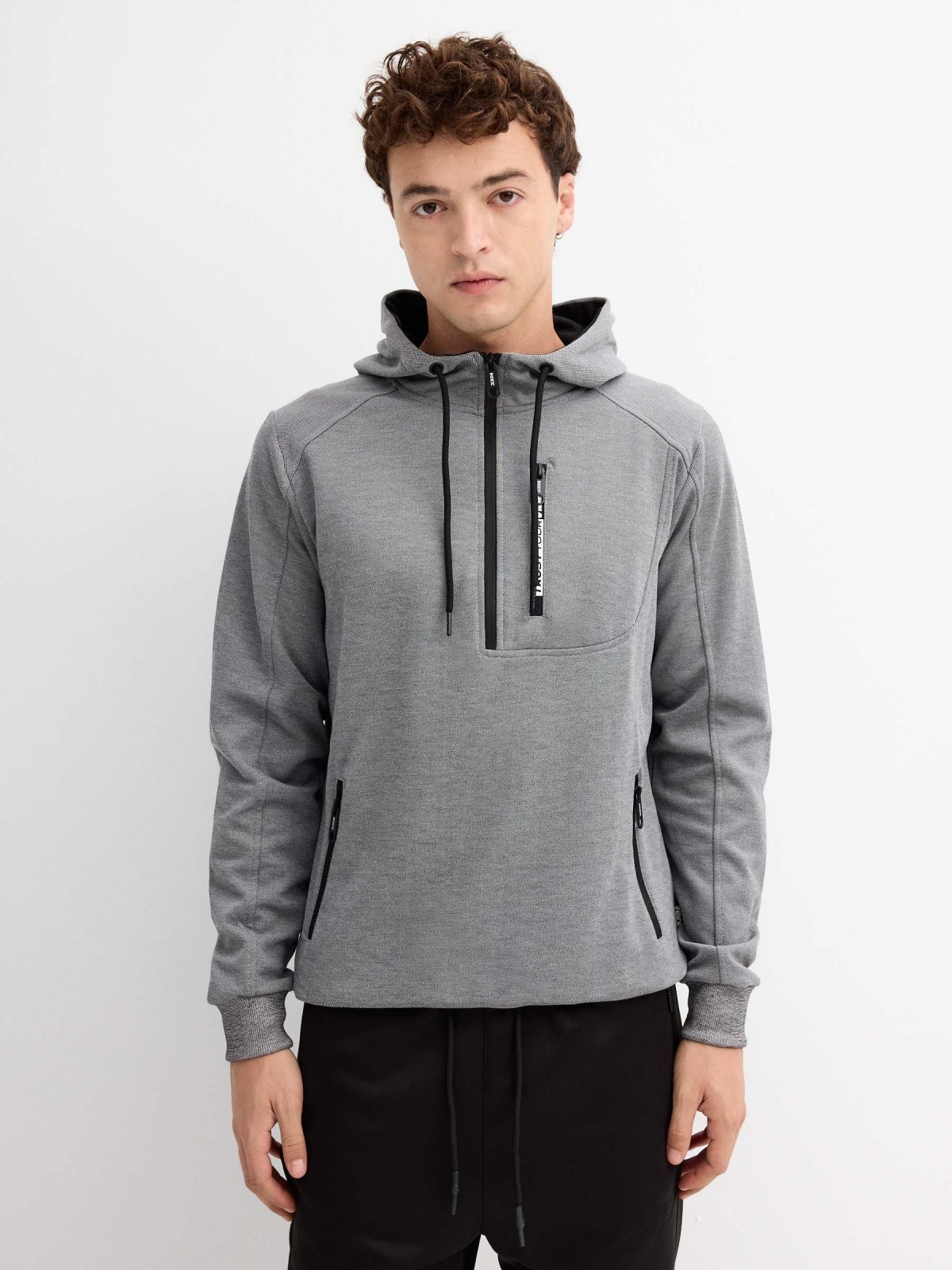 Sweatshirt com capuz semicerrada cinza vista meia frontal