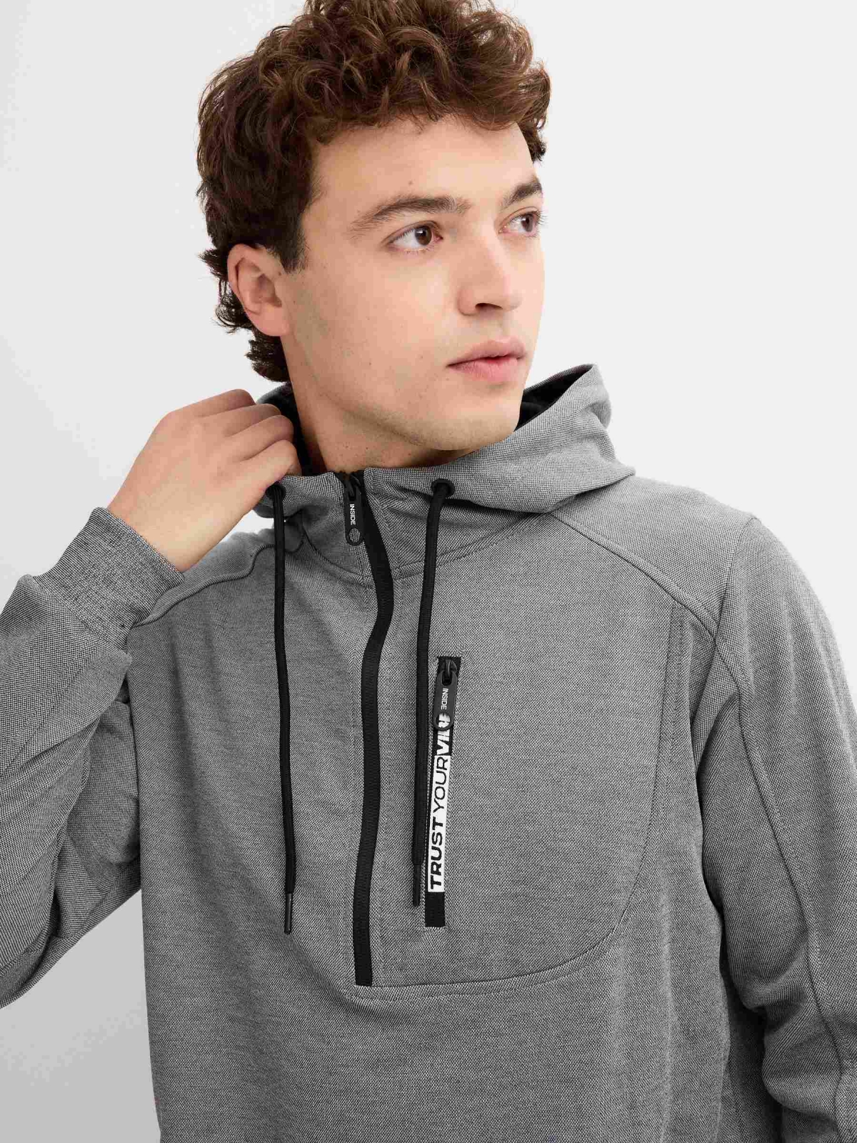 Sweatshirt com capuz semicerrada cinza vista detalhe