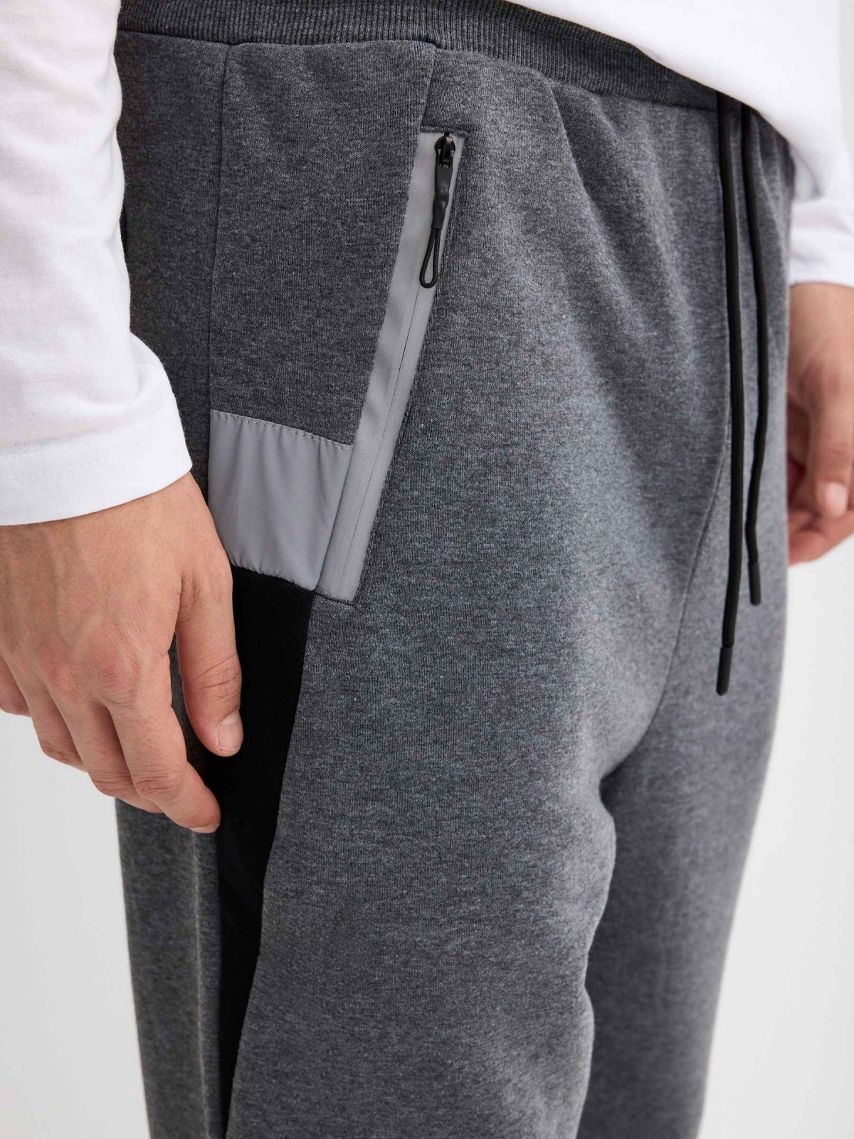 Pantalón jogger WRLDWD gris melange vista detalle