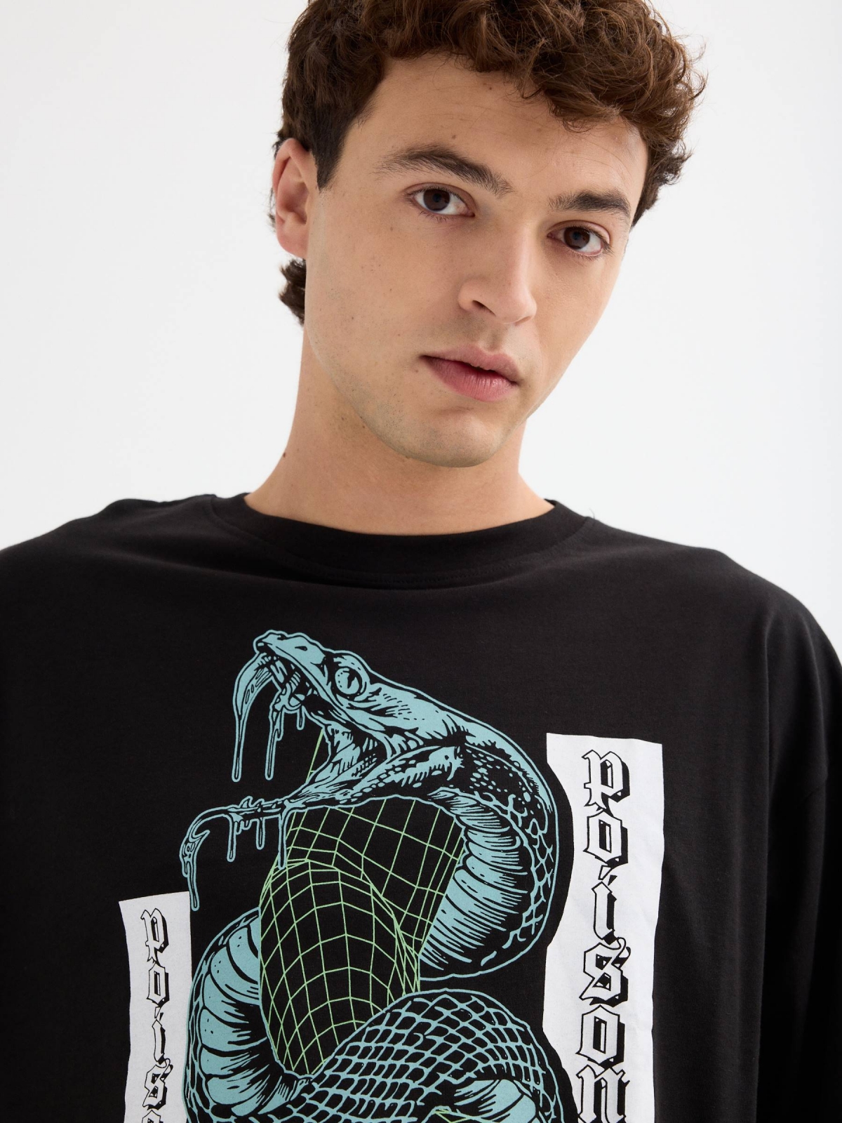 T-shirt oversized com print serpente preto vista detalhe