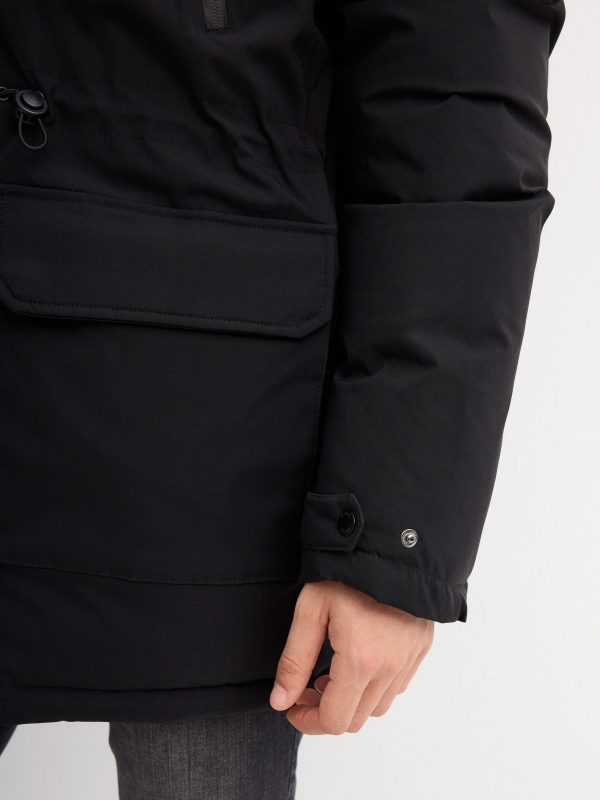 Parka con capucha negro vista detalle